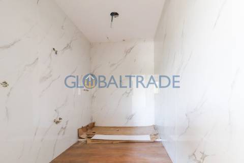 Andar de Moradia T2 Renovado & Equipado em Valbom