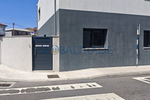 Andar de Moradia T2 Renovado & Equipado em Valbom