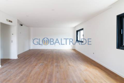 Andar de Moradia T2 Renovado & Equipado em Valbom