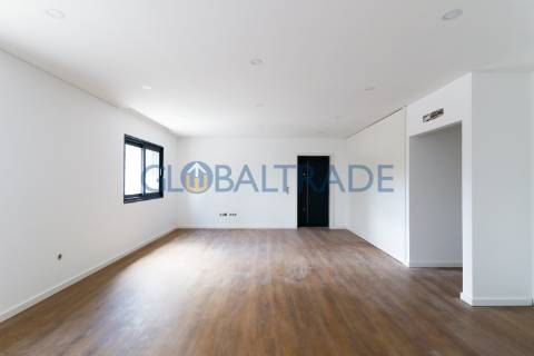 Andar de Moradia T2 Renovado & Equipado em Valbom