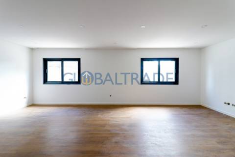 Andar de Moradia T2 Renovado & Equipado em Valbom