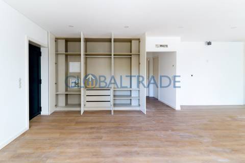 Andar de Moradia T2 Renovado & Equipado em Valbom