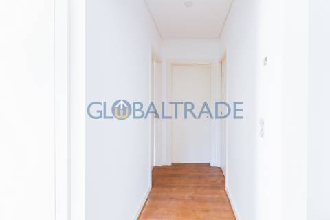Andar de Moradia T2 Renovado & Equipado em Valbom