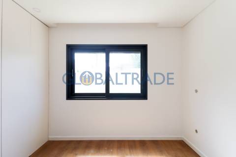 Andar de Moradia T2 Renovado & Equipado em Valbom