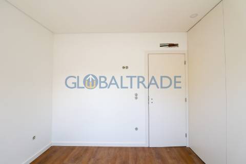 Andar de Moradia T2 Renovado & Equipado em Valbom