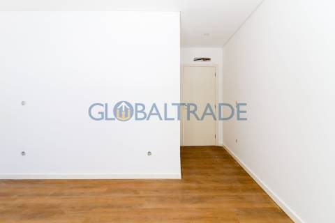 Andar de Moradia T2 Renovado & Equipado em Valbom