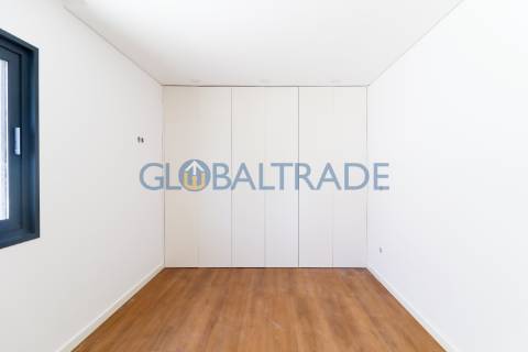 Andar de Moradia T2 Renovado & Equipado em Valbom