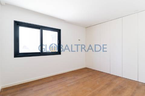 Andar de Moradia T2 Renovado & Equipado em Valbom