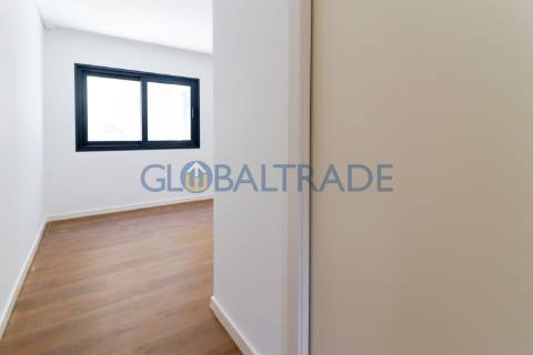Andar de Moradia T2 Renovado & Equipado em Valbom