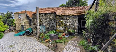Moradia em pedra com 778 m² de terreno – Viariz