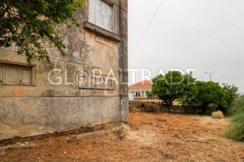 Moradia T2 para Recuperar com Terreno de 455m² em São Mamede de Infesta