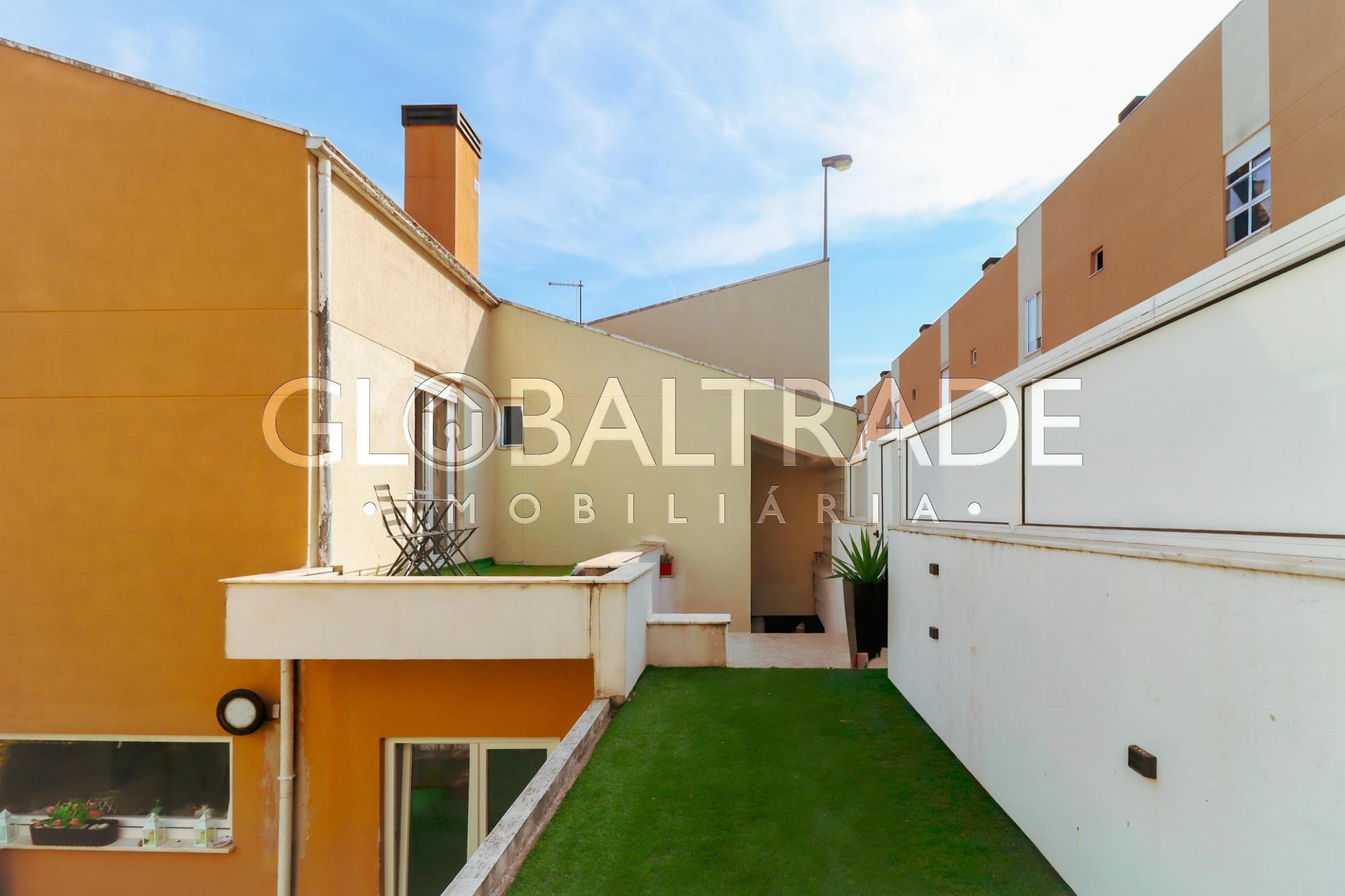 Moradia bifamiliar T4 em São Pedro da Cova