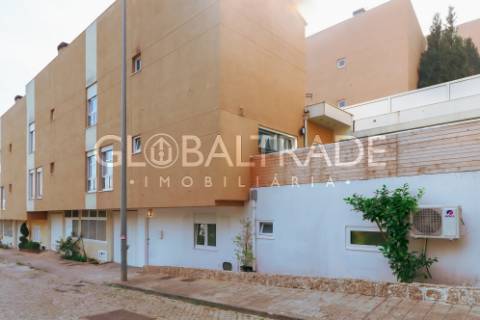 Moradia bifamiliar T4 em São Pedro da Cova