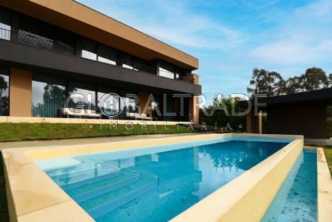 Moradia T5 com Piscina Privativa na Quinta das Luzes – Jovim
