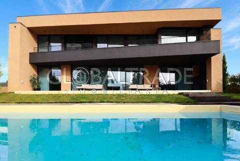 Moradia T5 com Piscina Privativa na Quinta das Luzes – Jovim