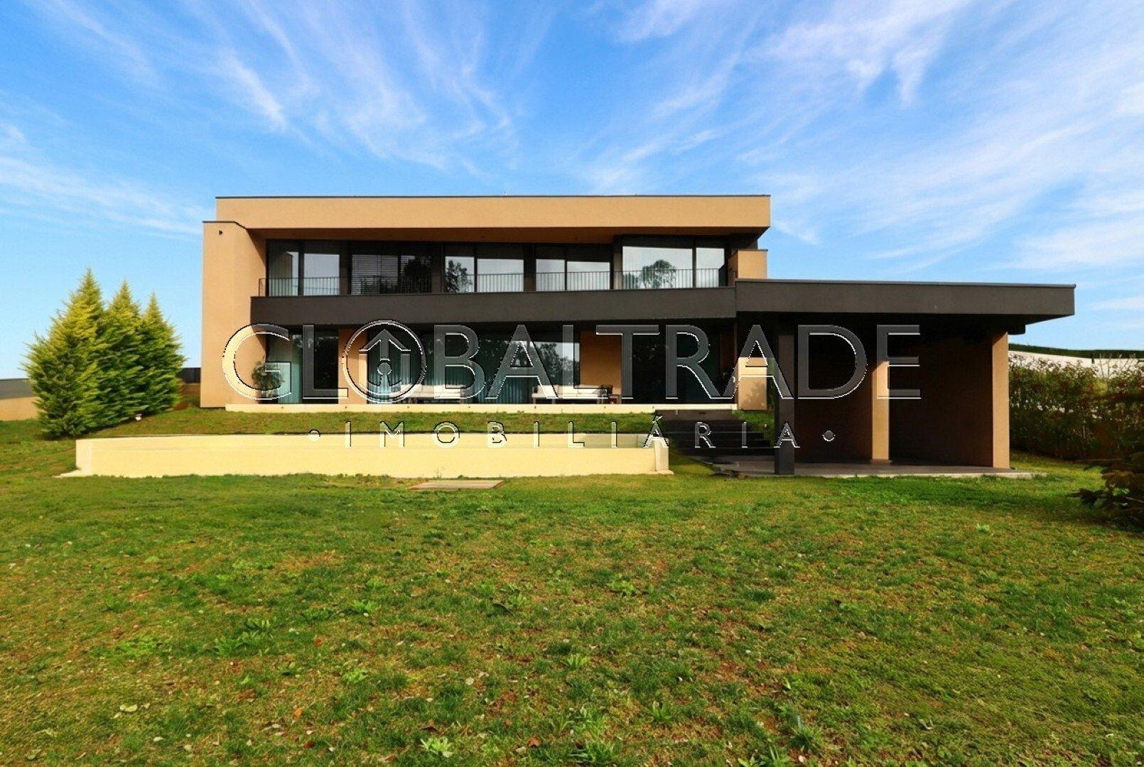 Moradia T5 com Piscina Privativa na Quinta das Luzes – Jovim