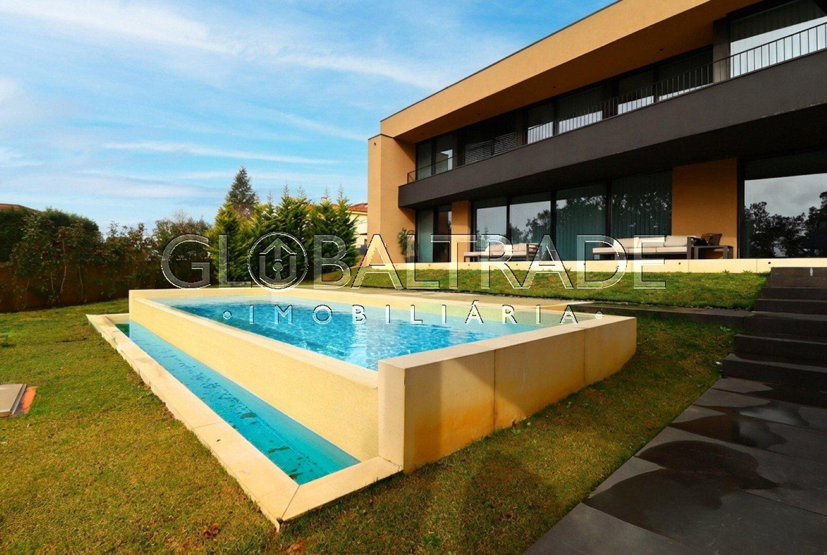 Moradia T5 com Piscina Privativa na Quinta das Luzes – Jovim