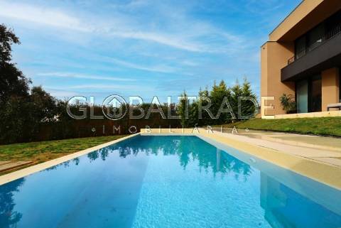 Moradia T5 com Piscina Privativa na Quinta das Luzes – Jovim