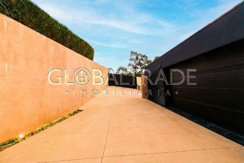 Moradia T5 com Piscina Privativa na Quinta das Luzes – Jovim