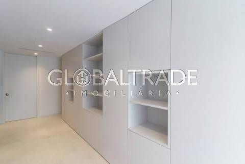 Moradia T5 com Piscina Privativa na Quinta das Luzes – Jovim