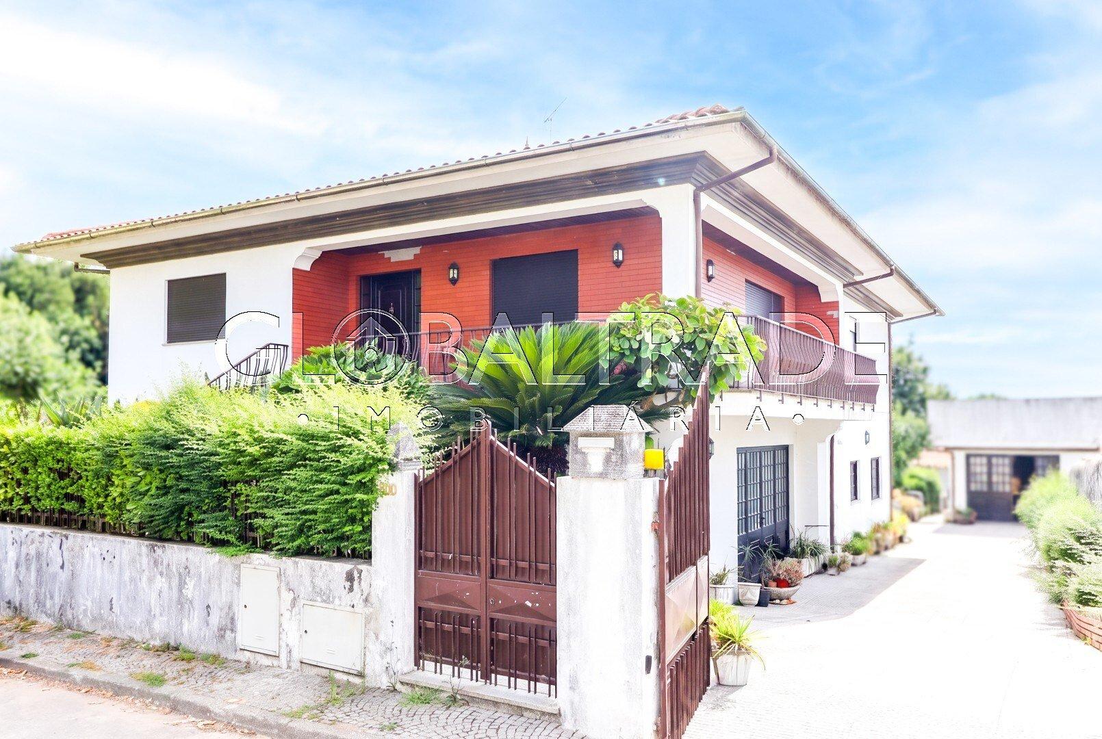 Moradia Independente T4 com Excelente Área Exterior em Oliveira de Azeméis