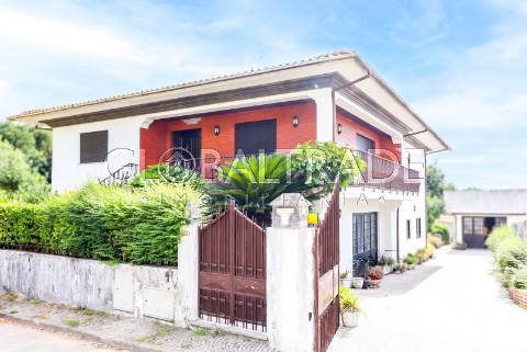 Moradia Independente T4 com Excelente Área Exterior em Oliveira de Azeméis
