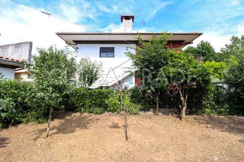 Moradia Independente T4 com Excelente Área Exterior em Oliveira de Azeméis