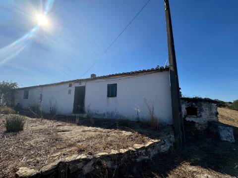 Herdade com dois Montes Alentejanos para Recuperar