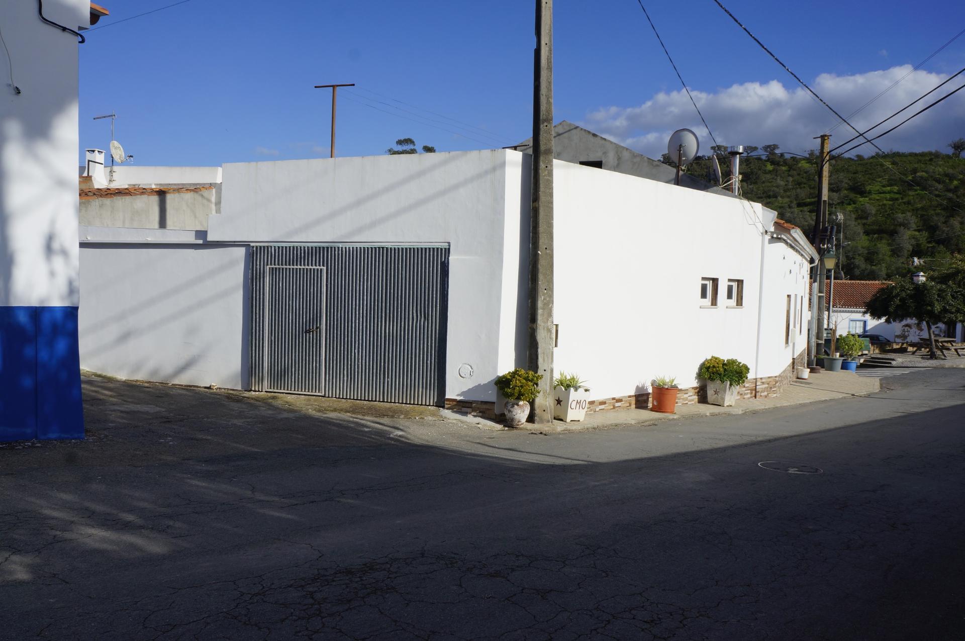 Moradia T3 com Estabelecimento Comercial no Coração de Vale de Santiago