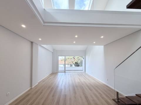 Apartamento T3+1 Centro de Carcavelos