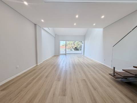 Apartamento T3+1 Centro de Carcavelos