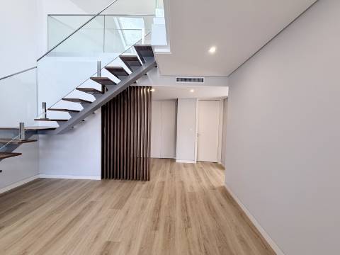 Apartamento T3+1 Centro de Carcavelos