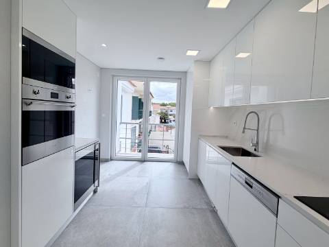 Apartamento T3+1 Centro de Carcavelos