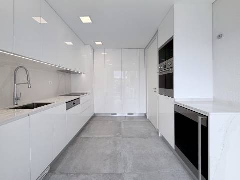 Apartamento T3+1 Centro de Carcavelos