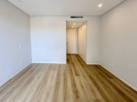 Apartamento T3+1 Centro de Carcavelos