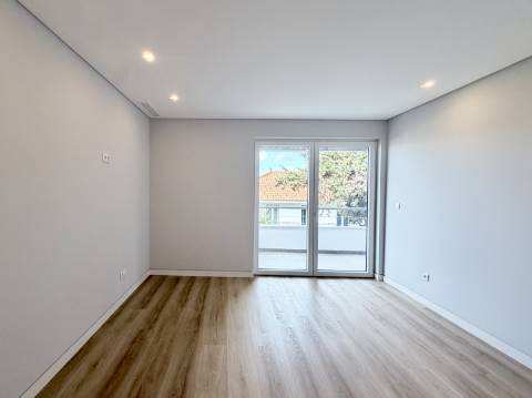 Apartamento T3+1 Centro de Carcavelos