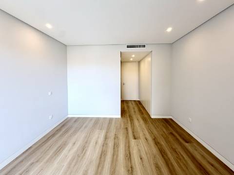 Apartamento T3+1 Centro de Carcavelos
