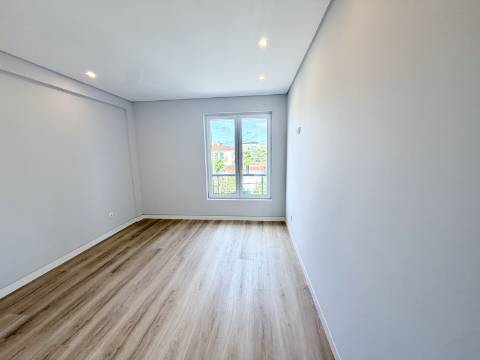 Apartamento T3+1 Centro de Carcavelos