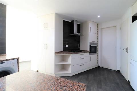 Apartamento T4 totalmente renovado na Pampilheira, Cascais
