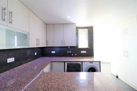 Apartamento T4 totalmente renovado na Pampilheira, Cascais
