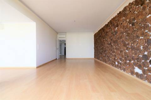 Apartamento T4 totalmente renovado na Pampilheira, Cascais