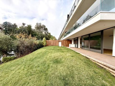Apartamento T4 com jardim privativo de alto padrão no Estoril