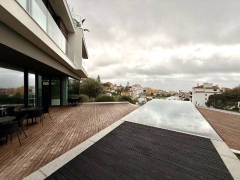 Apartamento T4 com jardim privativo de alto padrão no Estoril