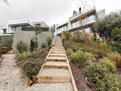 Apartamento T4 com jardim privativo de alto padrão no Estoril
