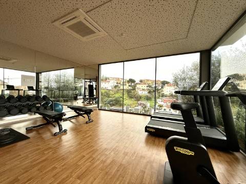 Apartamento T4 com jardim privativo de alto padrão no Estoril
