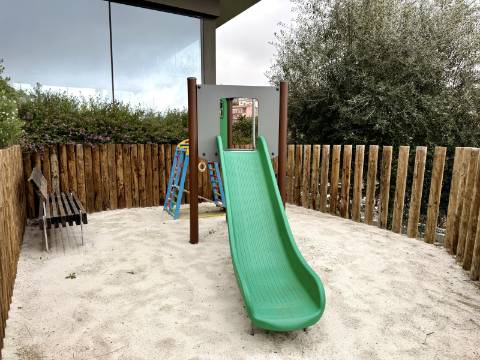 Apartamento T4 com jardim privativo de alto padrão no Estoril