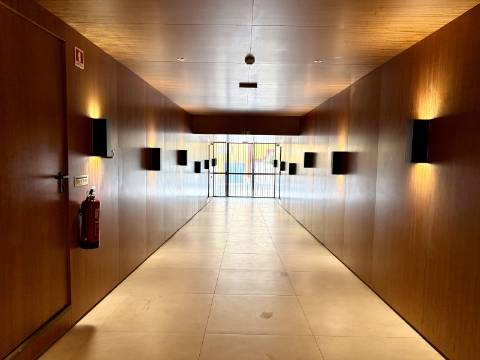 Apartamento T4 com jardim privativo de alto padrão no Estoril