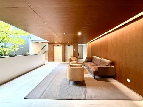 Apartamento T4 com jardim privativo de alto padrão no Estoril