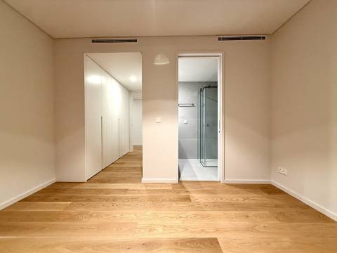 Apartamento T4 com jardim privativo de alto padrão no Estoril