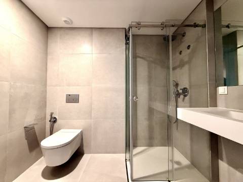 Apartamento T4 com jardim privativo de alto padrão no Estoril